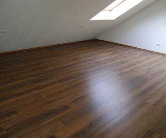 Selbststandiger Bodenleger Verlegt Laminat Parkett Vinyl Teppich