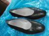 Schwarze Schuhe mit goldenen streifen