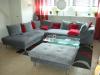 Biete  Spielwiese  in grau-rotem Stil an