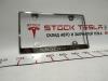 Der Rahmen der Rückplatte ist aus Metall. Chrom. Tesla-Modell 3 1138982-00-A