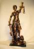 Justitia-Statue,  bronzefarben