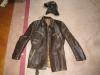 Motorradlederjacke mit Ledermütze und Gürtel