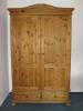 Schöner Kleiderschrank Kiefernholz massiv