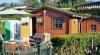 Campingwagen mit angebauten Blockhaus