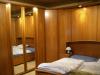 Schlafzimmer mit Komplettüberbau und Kommode