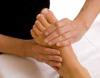 junger Fussmasseur bietet seinen Sevice der Geschäftsfrau/  Dame