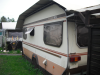 Wohnwagen auf Campingplatz am See im Westerwald