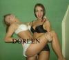 2 hübsche junge Hühner
