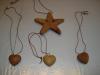 1 Holz-Stern,  3 x Holz Herz mit Lederband neuwertig
