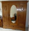 Verzierter 3-türiger antiker Kleiderschrank mit Spiegel