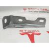 1082289-00-B Halterung für Armaturenbrettrahmen links Tesla Modell 3 1508647-00-