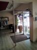 Chromfarbige Garderobe mit Ablage,  mit Wand und Deckenbefestigung