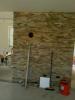 Fliesenleger und Mauer