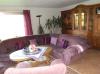 Brombeerfarbiges Rundsofa mit Sessel und Hocker